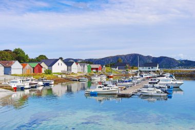 Tekneleri ve dalgakıranı olan liman, Giske Adası, Norveç