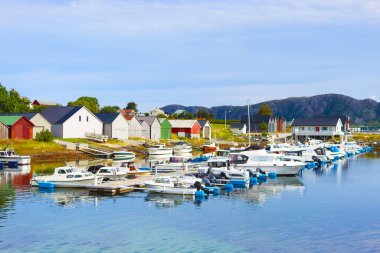 Tekneleri ve dalgakıranı olan liman, Giske Adası, Norveç