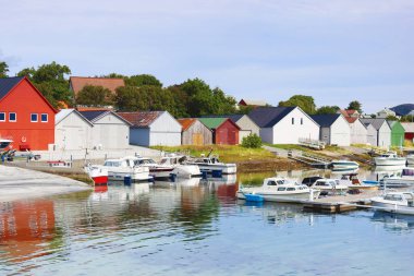Tekneleri ve dalgakıranı olan liman, Giske Adası, Norveç