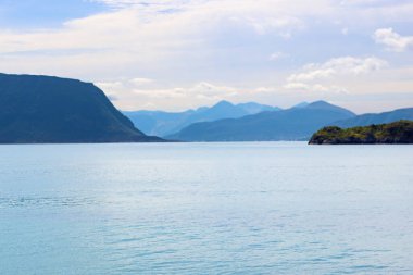 Alnes Adası, Atlantik Okyanusu ve Norveç 'teki Giske Adası' ndan dağlara bakın.