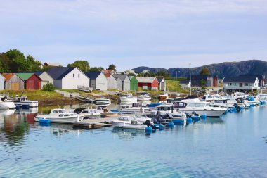 Tekneleri ve dalgakıranı olan liman, Giske Adası, Norveç