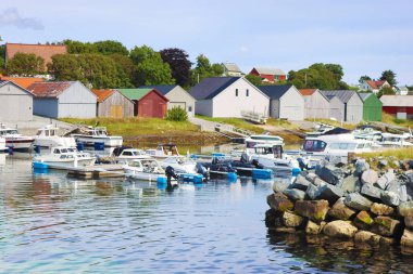 Tekneleri ve dalgakıranı olan liman, Giske Adası, Norveç