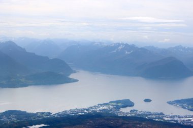 Dağlardaki, adalardaki, fiyortlardaki ve Norveç 'teki Alesund şehrindeki uçaktan manzara