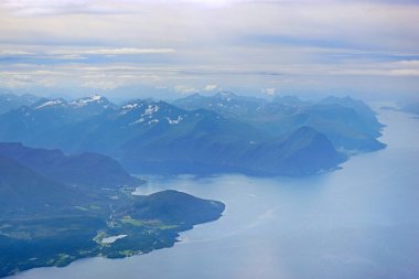 Dağlardaki uçaktan, fiyortlardan Norwa 'ya bak.