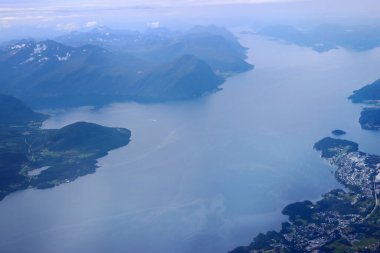 Dağlardaki, adalardaki, fiyortlardaki ve Norveç 'teki Alesund şehrindeki uçaktan manzara