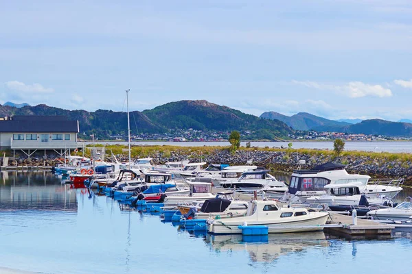 Tekneleri ve dalgakıranı olan liman, Giske Adası, Norveç