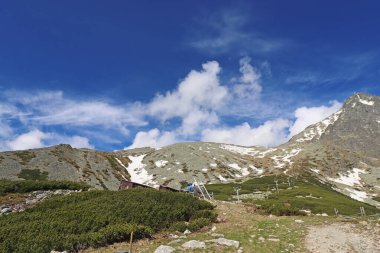 Yüksek Tatras, Slovakya 'daki vadiden Lomnicky dik dağı