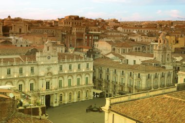 Catania, İtalya - 23 Ocak 2025: Saint Agatha Manastırı Kilisesi 'nin yüksek bir binasından Katedral Meydanı manzarası