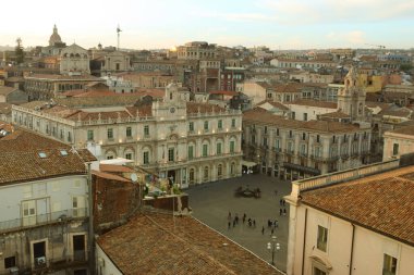 Catania, İtalya - 23 Ocak 2025: Saint Agatha Manastırı Kilisesi 'nin yüksek bir binasından Katedral Meydanı manzarası