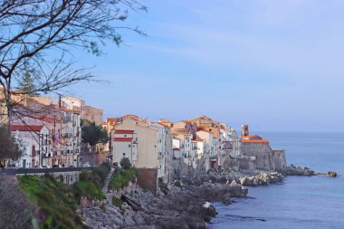 Kayalık sahildeki şehir binaları, Cefalu, Sicilya, İtalya