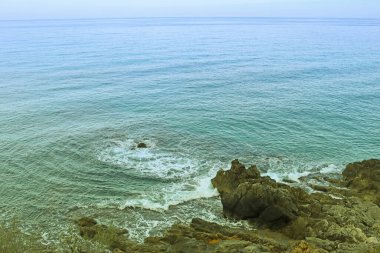 Tiren Denizi 'nin kayalık kıyıları, Cefalu, Sicilya, İtalya