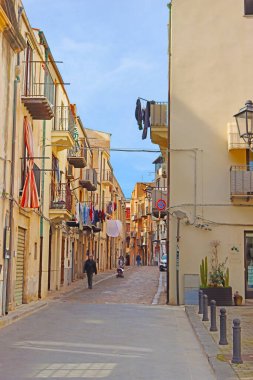 Cefalu, İtalya - 25 Ocak 2025: Dar sokağa bakın