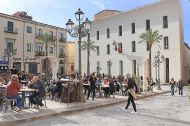 Cefalu, İtalya - 25 Ocak 2025: Cefalu Katedrali önündeki meydanın görüntüsü