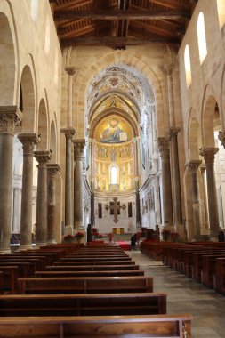 Cefalu, İtalya - 25 Ocak 2025: Cefalu Katedrali İçi