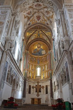 Cefalu, İtalya - 25 Ocak 2025: Cefalu Katedrali İçi