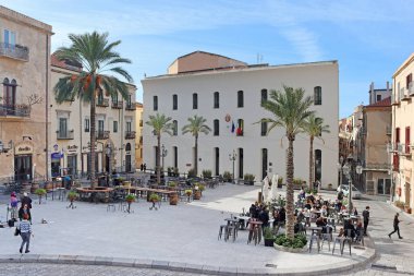 Cefalu, İtalya - 25 Ocak 2025: Cefalu Katedrali önündeki meydanın görüntüsü