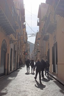 Cefalu, İtalya - 25 Ocak 2025: Dar sokağa bakın