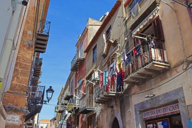 Cefalu, İtalya - 25 Ocak 2025: Şehir caddesi binasına bakın