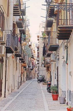 Cefalu, Sicilya, Ital dar sokakları görüyor musun?