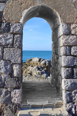 Cefalu, İtalya - 25 Ocak 2025: Sahil, iskele ve şehir manzarası