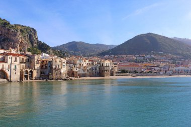 İskeleden, Cefalu 'dan, Sicilya' dan, İtalya 'dan eski kasaba manzaralı evler