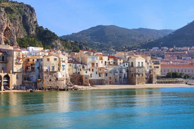 İskeleden, Cefalu 'dan, Sicilya' dan, İtalya 'dan eski kasaba manzaralı evler