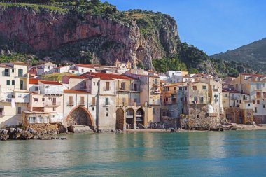 İskeleden, Cefalu 'dan, Sicilya' dan, İtalya 'dan eski kasaba manzaralı evler