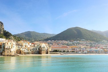 İskeleden, Cefalu 'dan, Sicilya' dan, İtalya 'dan eski kasaba manzaralı evler