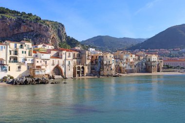 İskeleden, Cefalu 'dan, Sicilya' dan, İtalya 'dan eski kasaba manzaralı evler