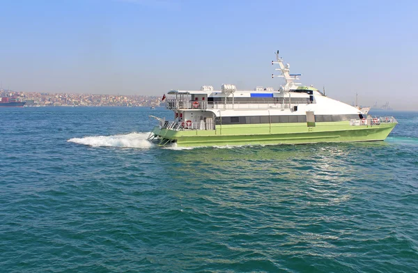 船在博斯普鲁斯海峡，伊斯坦布尔，土耳其 — 图库照片
