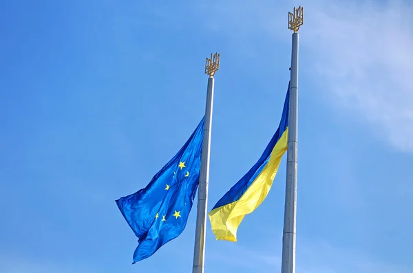 Bandiere dell'UE e dell'Ucraina sul pennone — Foto Stock