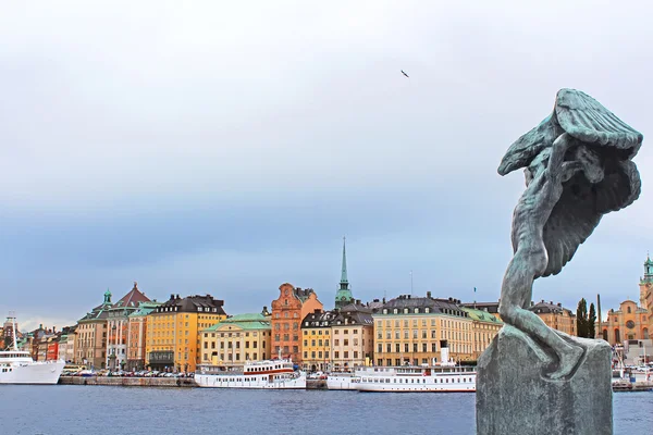 Carl Milles'Vingarna (kanat) heykel ve Gamla Stan, Stockholm, İsveç — Stok fotoğraf