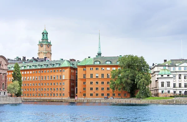 Blick auf den heiligen Nikolaus (storkyrkan) Glockenturm und Gebäude von Stockholm, Schweden — Stockfoto