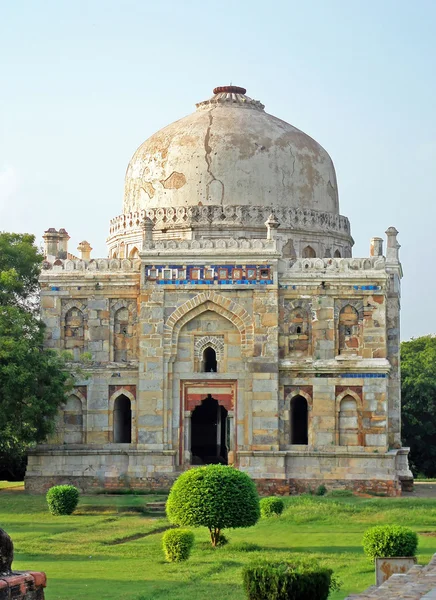 Lodi-Gärten. Das islamische Grab (seesh gumbad) liegt in einem gepflegten Garten. Anzeige aus dem 15. Jahrhundert new delhi, indien — Stockfoto