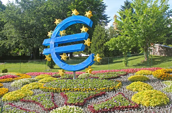 Flower exhibition at Spivoche Pole  in Kyiv, Ukraine. Flower exhibition is devoted to the celebration of Europe Day in Kyiv. Flower compositions represent the first 10 founding members of the Council of Europe — Stock Photo, Image