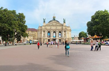 Kimliği belirsiz turist Solomiya Krushelnytska devlet akademik Opera ve bale Tiyatrosu (1897-1900) ve önünde, Lviv, Ukrayna Meydanı yakınında. Tiyatro Viyana neo-Rönesans tarzında inşa edilmiştir.