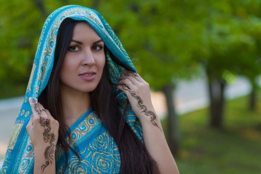 Açık havada kına dövmesi ile geleneksel elbise giyen kadın