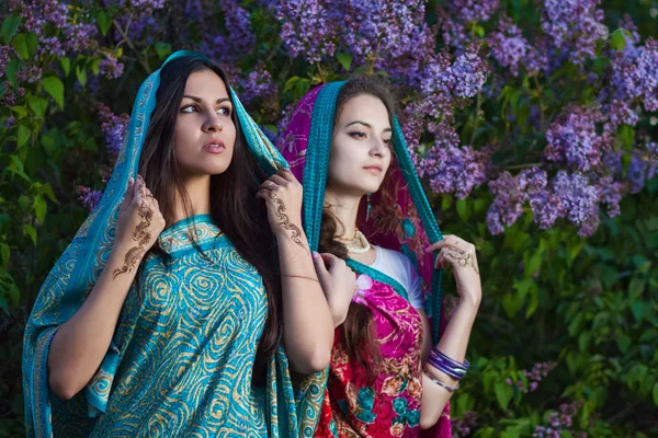 Mulheres asiáticas bonitas com mehndi em arbustos lilás — Fotografia de Stock