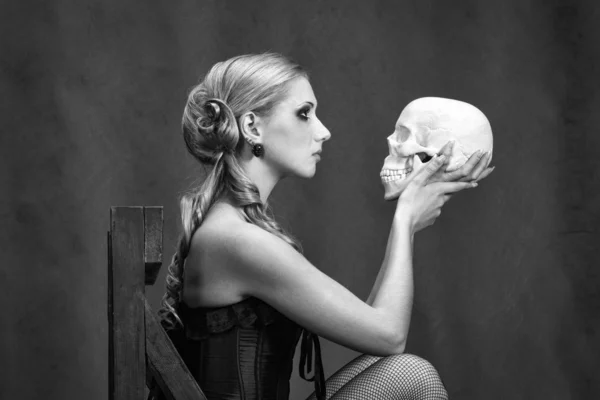 Blonde with skull, black and white — Stock Photo, Image