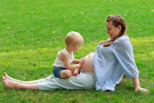 Pregnant woman and her son outdoors — Stock Photo, Image