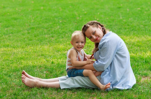 Pregnant woman and her son smiling — Stock Photo, Image