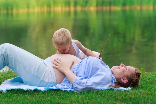 Menino 2-3 yo beijando sua mãe grávida — Fotografia de Stock