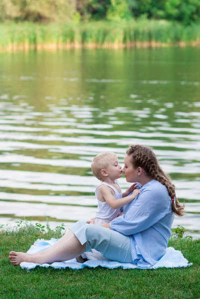 Motherhood, boy kissing his pregnant mother — Stock Photo, Image