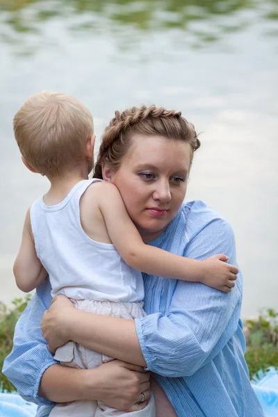 Boy and his pregnant mother outdoors. Problem — Stock Photo, Image