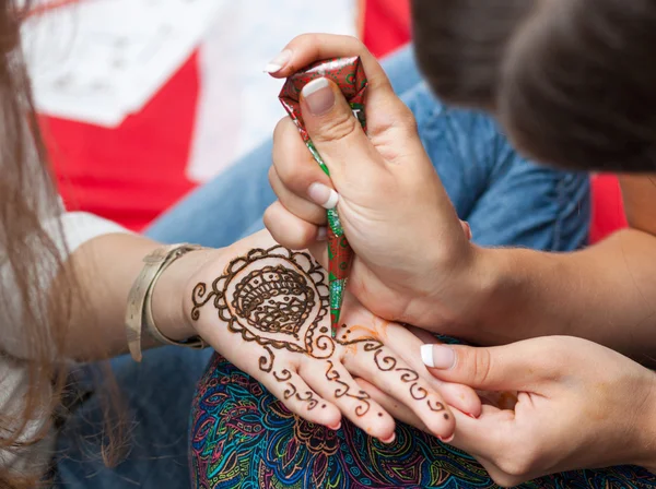 Frau wendet Henna an Stockbild