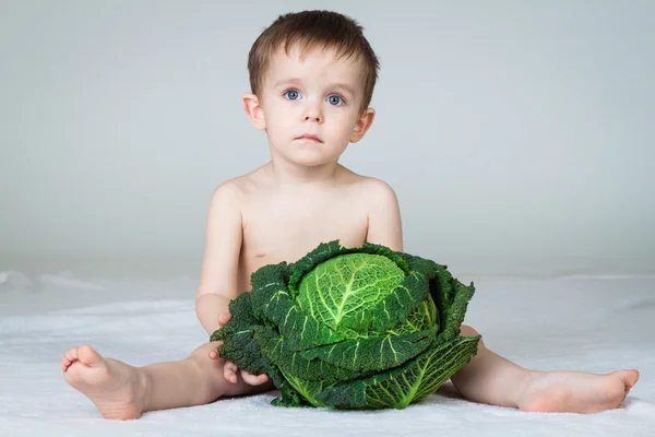 Kleiner Junge mit großem Kohl — Stockfoto