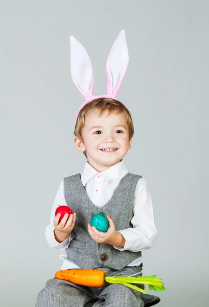 変なイースターの卵とニンジンの少年 — ストック写真