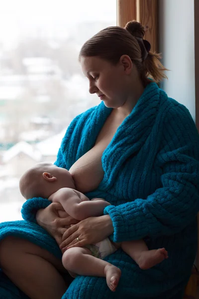 Mulher amamentando seu bebê — Fotografia de Stock
