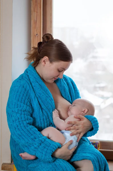 Után a szoptatás, a baba fiú naping, közelről — Stock Fotó