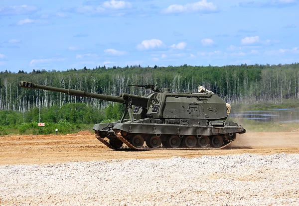 Pistolet automoteur en marche sur un terrain accidenté — Photo